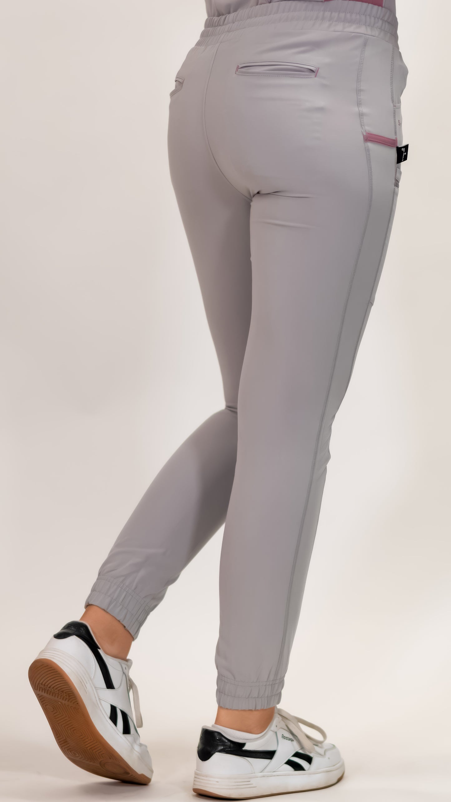 Jogger Quirúrgico, Scrubs Antifluido Mujer 300 Gris Perla (Uniformes médicos)