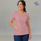 Mujer modelando filipina 502 rosa oscuro, vista frontal con mano en el bolsillo.