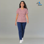 Vista de cuerpo completo de mujer con filipina 502 rosa oscuro y pantalón azul.