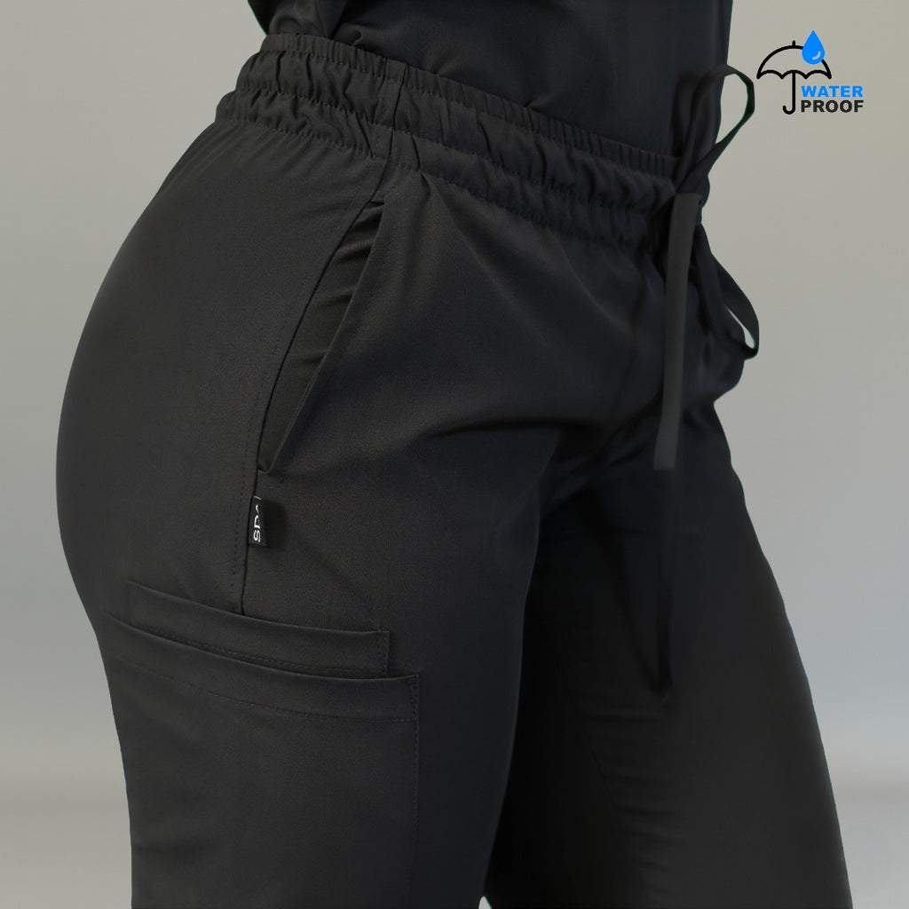 Detalle de pretina elástica y bolsa lateral en pantalón quirúrgico negro