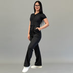Vista frontal en ángulo del jumpsuit quirúrgico negro para mujer Style 945