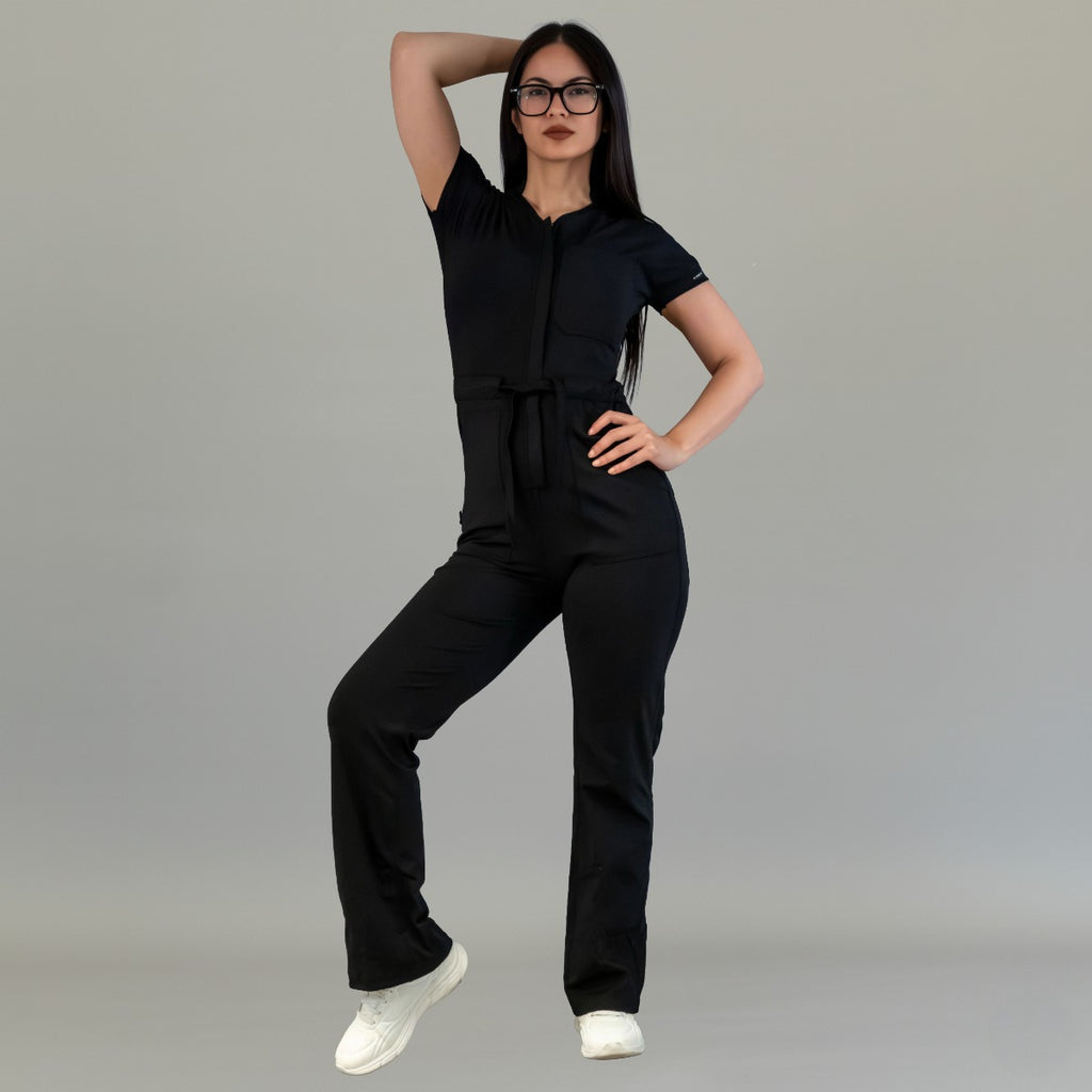 Pose frontal de cuerpo completo con jumpsuit quirúrgico negro Style 945