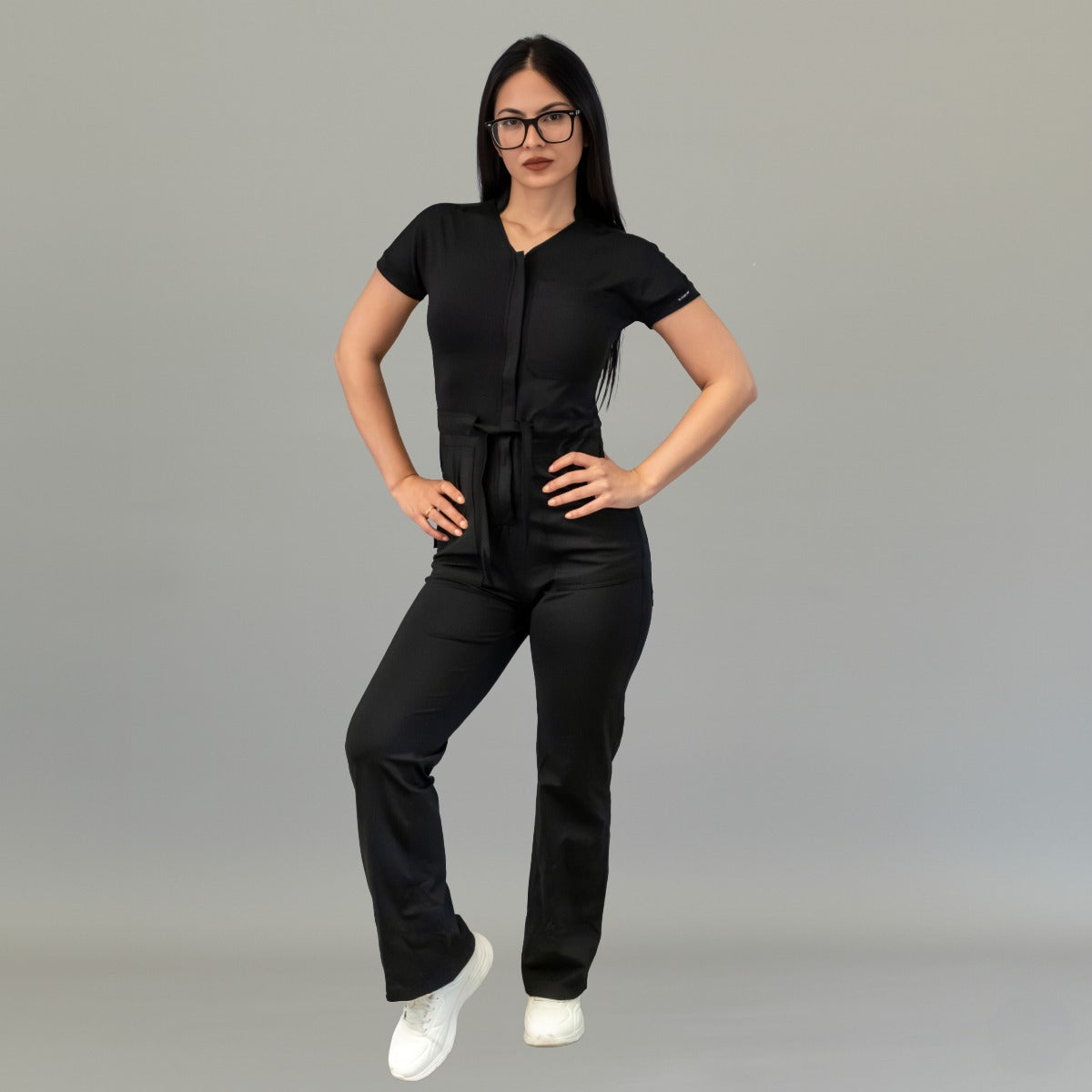 Vista frontal de cuerpo completo del jumpsuit quirúrgico negro para mujer