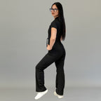 Vista posterior en tres cuartos del jumpsuit quirúrgico negro para mujer