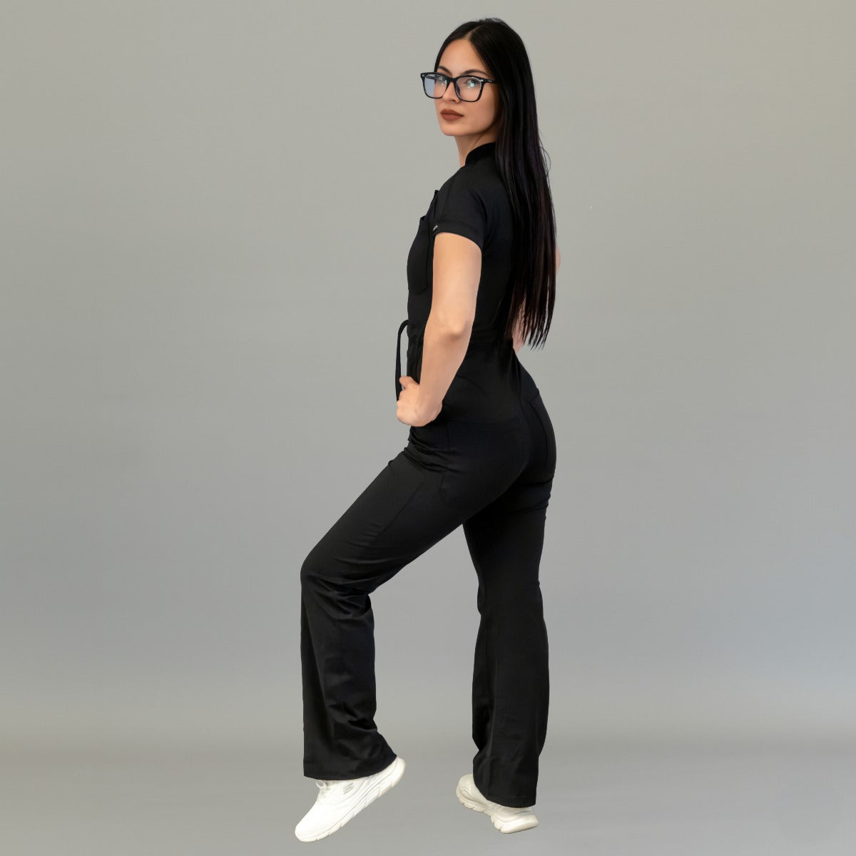 Vista posterior en tres cuartos del jumpsuit quirúrgico negro para mujer