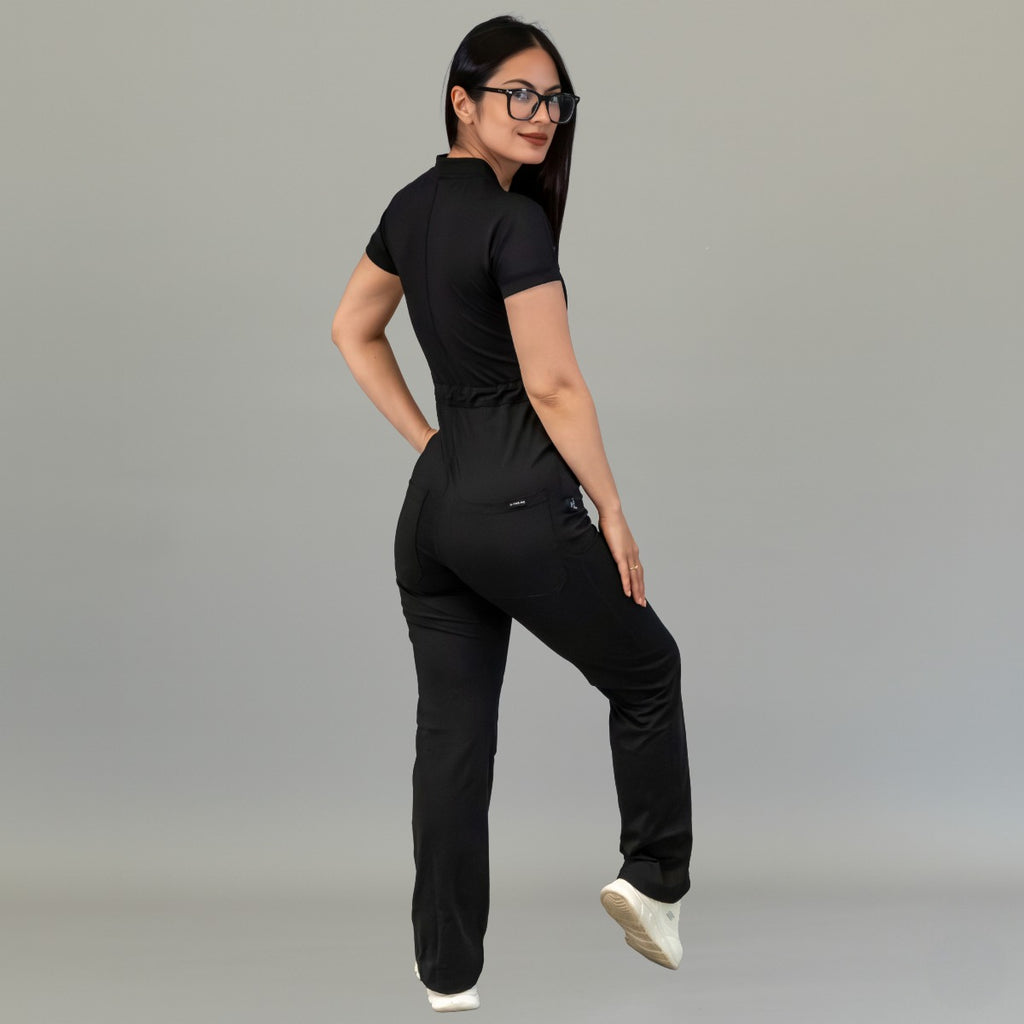 Vista posterior de cuerpo completo del jumpsuit quirúrgico negro Style 945