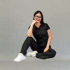 Pose sentada con jumpsuit negro Super Stretch para mujer