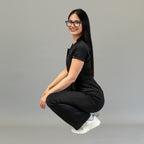 Vista lateral en cuclillas del jumpsuit quirúrgico negro Style 945