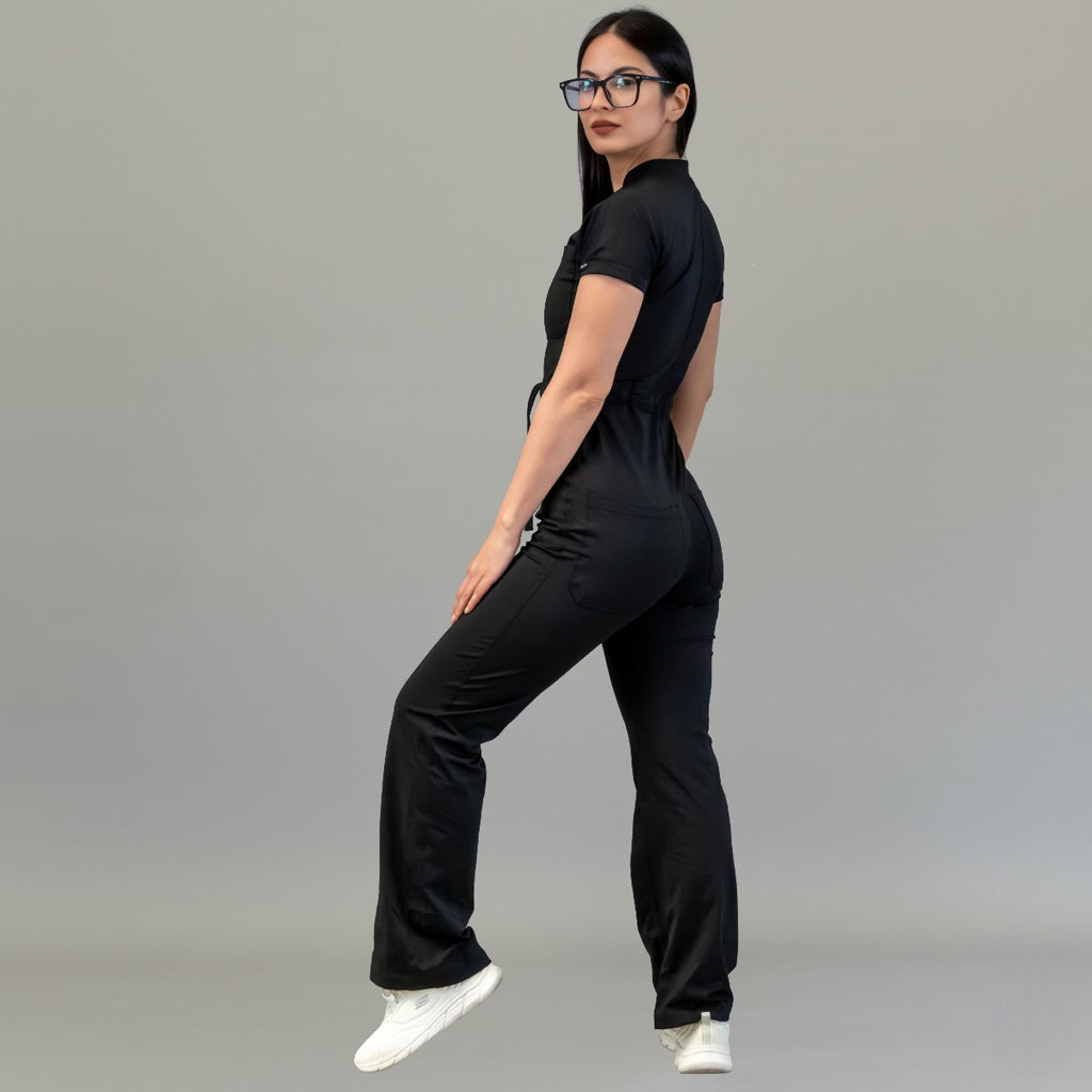 Vista posterior en tres cuartos del jumpsuit negro Super Stretch para mujer