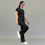 Vista lateral en movimiento del jumpsuit negro Super Stretch para mujer