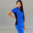 Filipina médica 930 azul rey con paneles negros en vista de tres cuartos y mano en cintura.