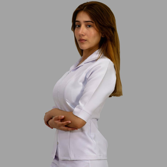 Filipina medica blanca Pure White antifluido para mujer en vista tres cuartos