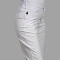 Detalle de pretina elástica y bolsillo en pantalón clínico blanco mujer