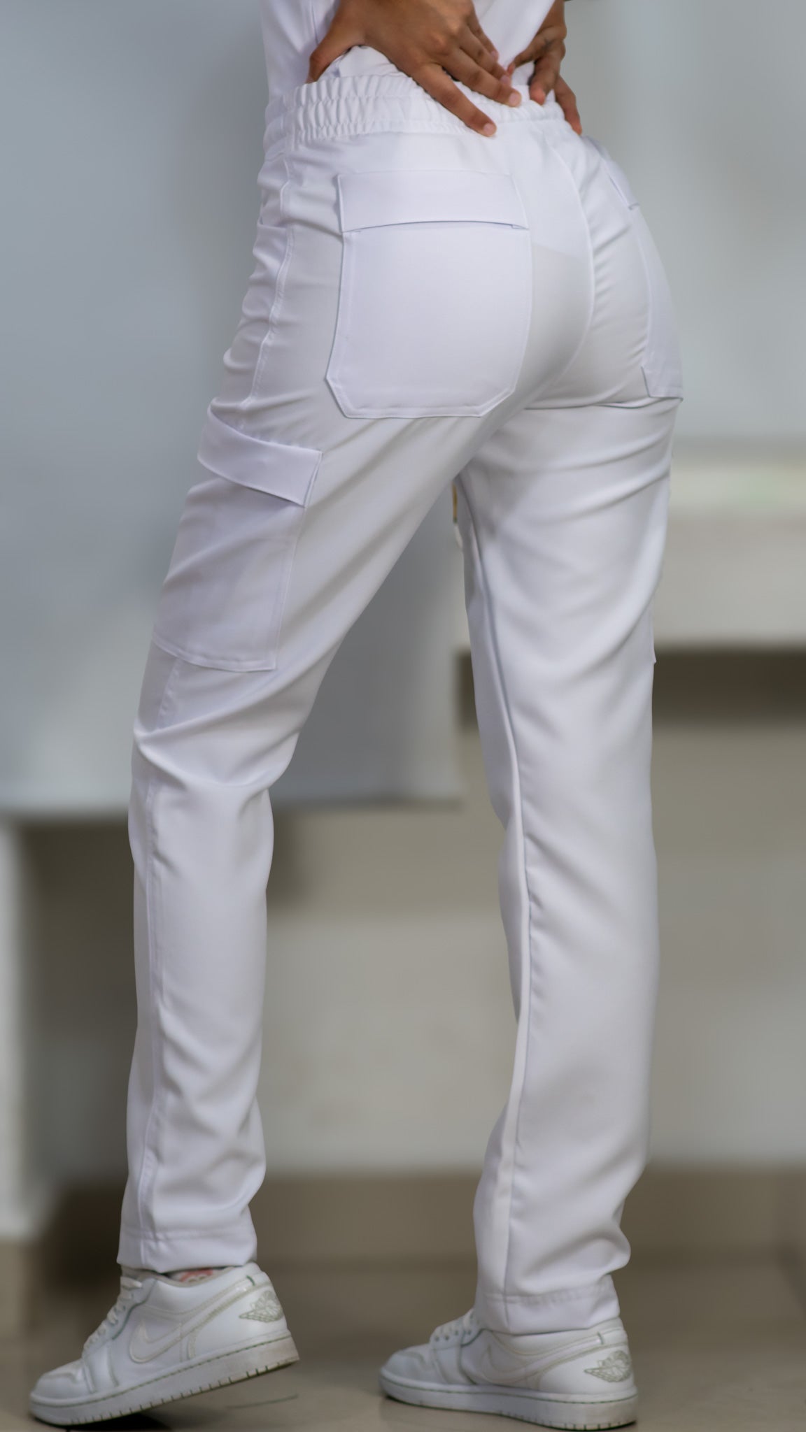 Pantalón Largo Stretch 6 bolsas Pure White Elástico Mujer Antifluido