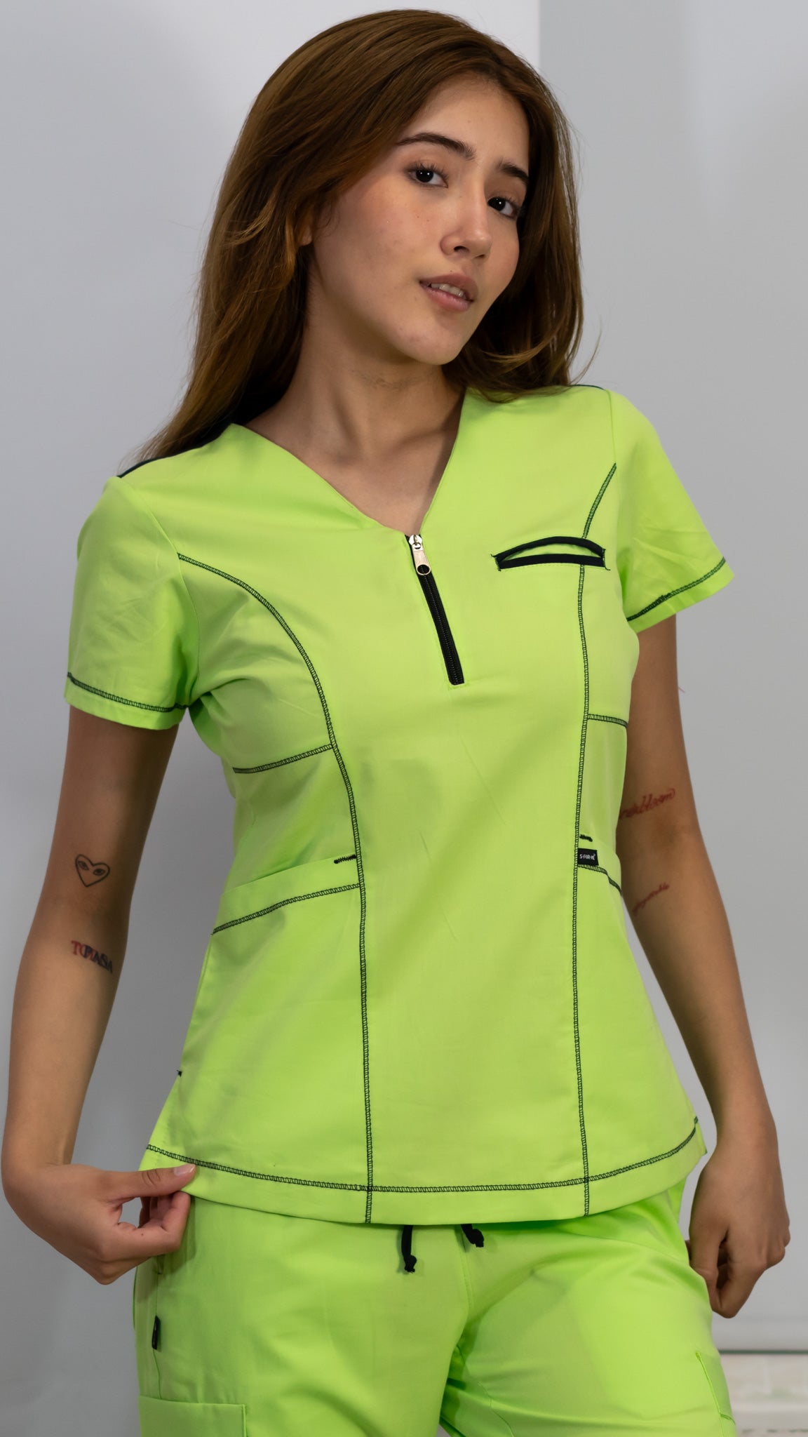 Filipina Quirúrgica, Scrubs Algodón 100% 510 Lima/negro (Uniformes Médicos)