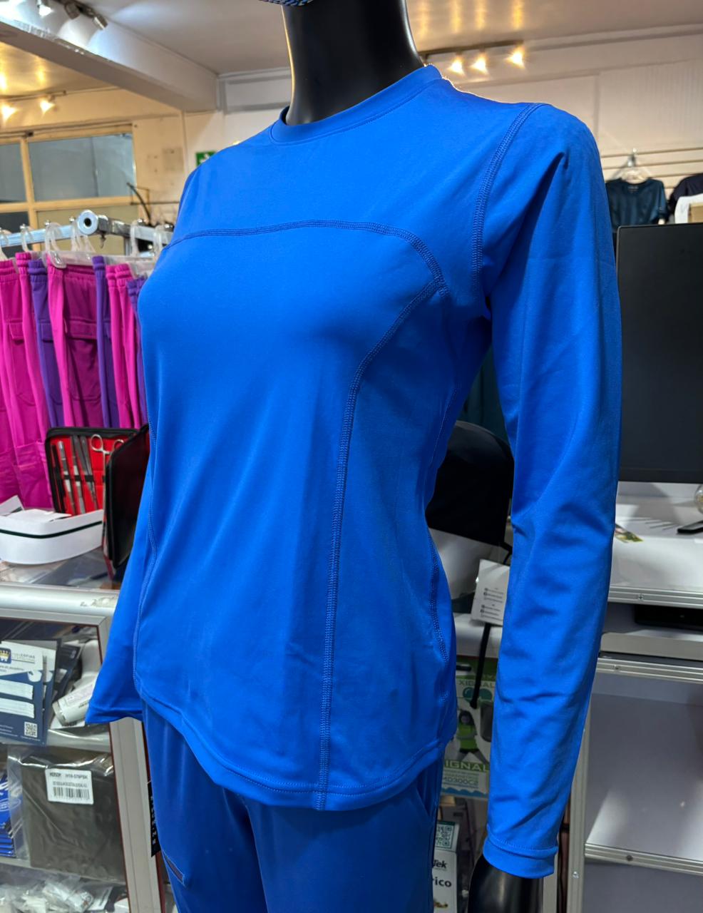 Blusa under scrubs azul rey mujer manga larga en maniquí con tela Super Stretch